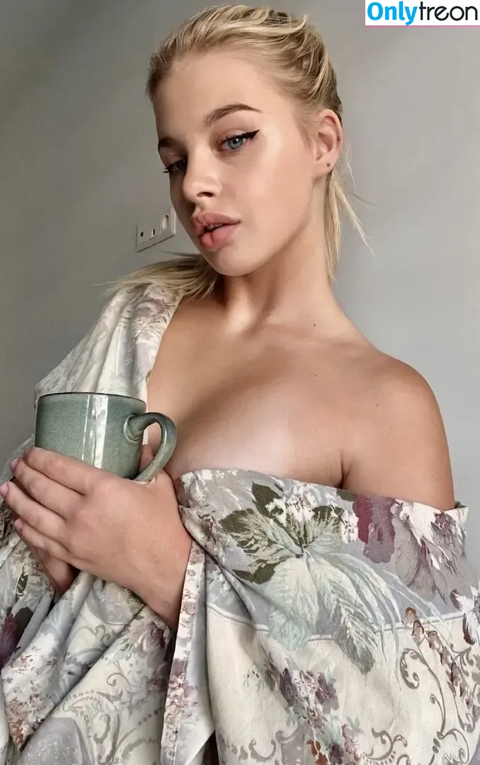 oliviabooh nude photo #0002 (oliviabooh)