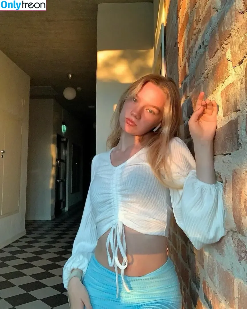 Oona Hiltunen nude photo #0007 (hiltoona)