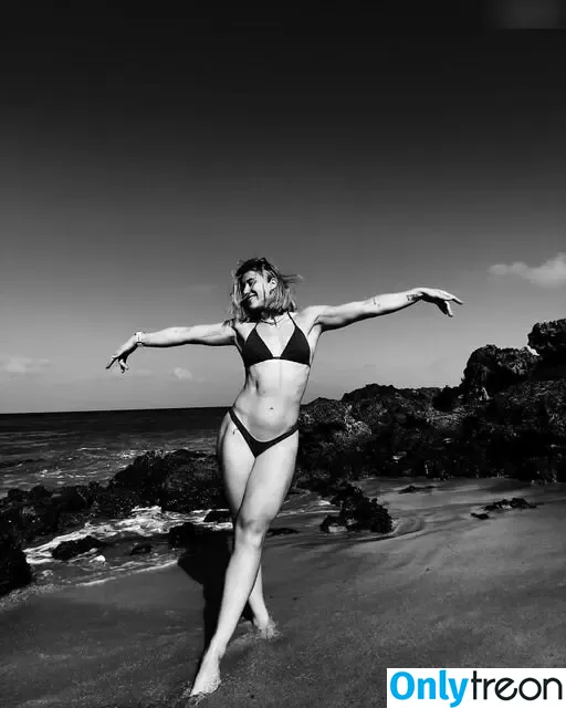 Pauline Grabosch nude photo #0001 (Pauline Grabosch)