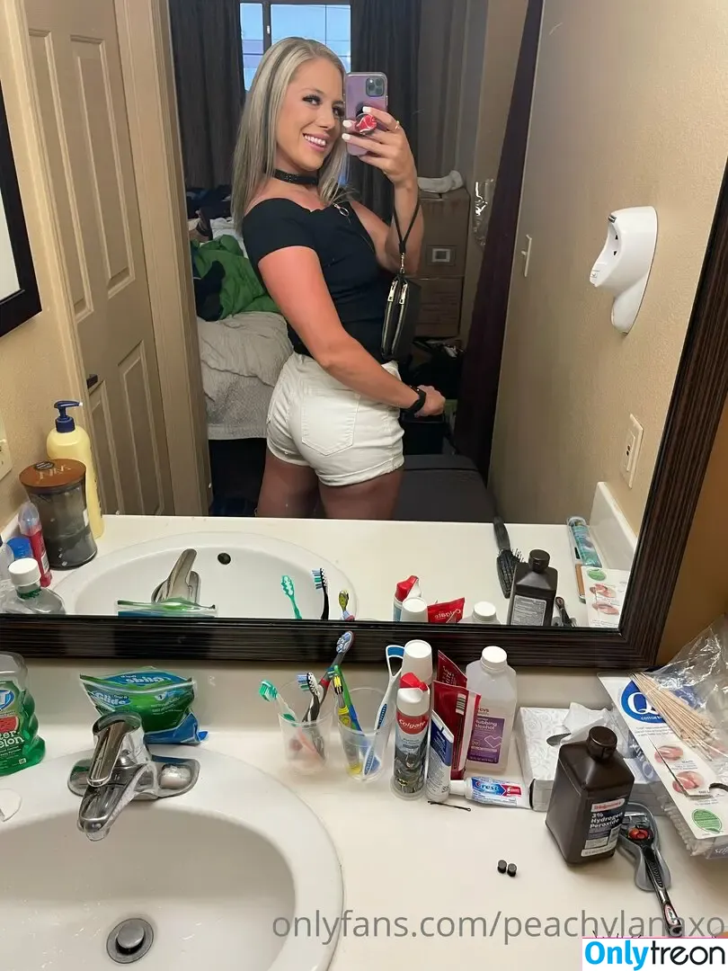 peachylanaxo nude photo #0087 (peachylanaxo)