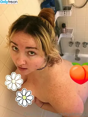 peachyxkeen02 / peachykeen_official nude photo #0023