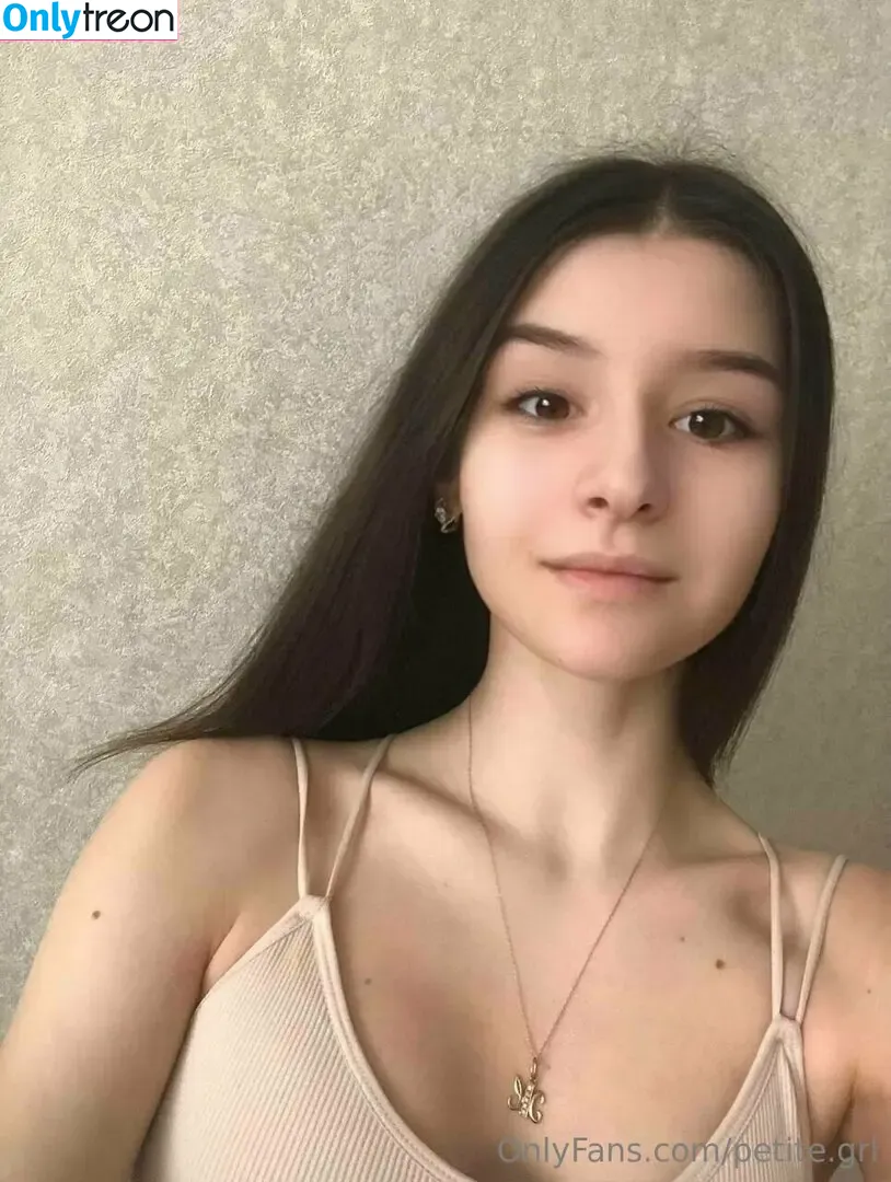 petite.grl nude photo #0014 (petite.grl)