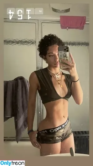 phia.bri / phia.lifts nude photo #0001