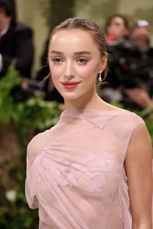 Phoebe Dynevor / phoebedynevor фото голая #0012