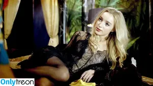 Phoebe Dynevor / phoebedynevor nude photo #0146