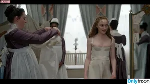 Phoebe Dynevor / phoebedynevor nude photo #0156