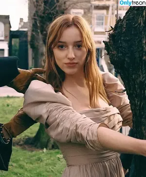 Phoebe Dynevor / phoebedynevor nude photo #0184
