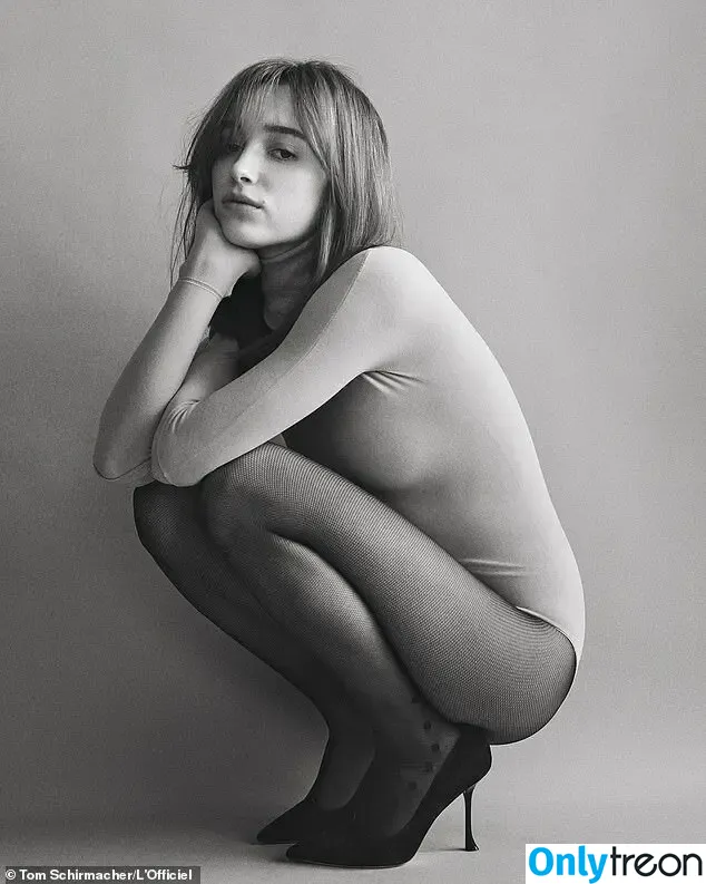 Phoebe Dynevor nude photo #0142 (phoebedynevor)