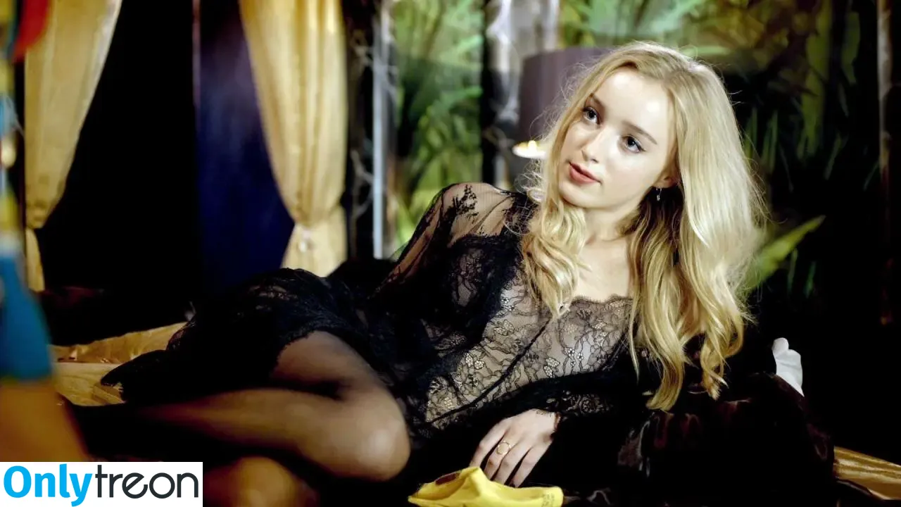 Phoebe Dynevor nude photo #0146 (phoebedynevor)
