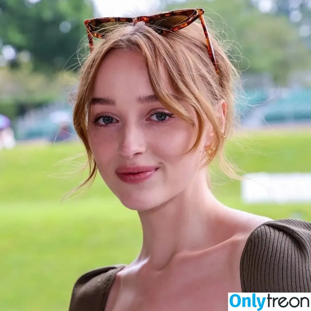 Phoebe Dynevor голая photo #0168 (phoebedynevor)