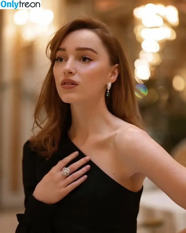Phoebe Dynevor голая photo #0169 (phoebedynevor)