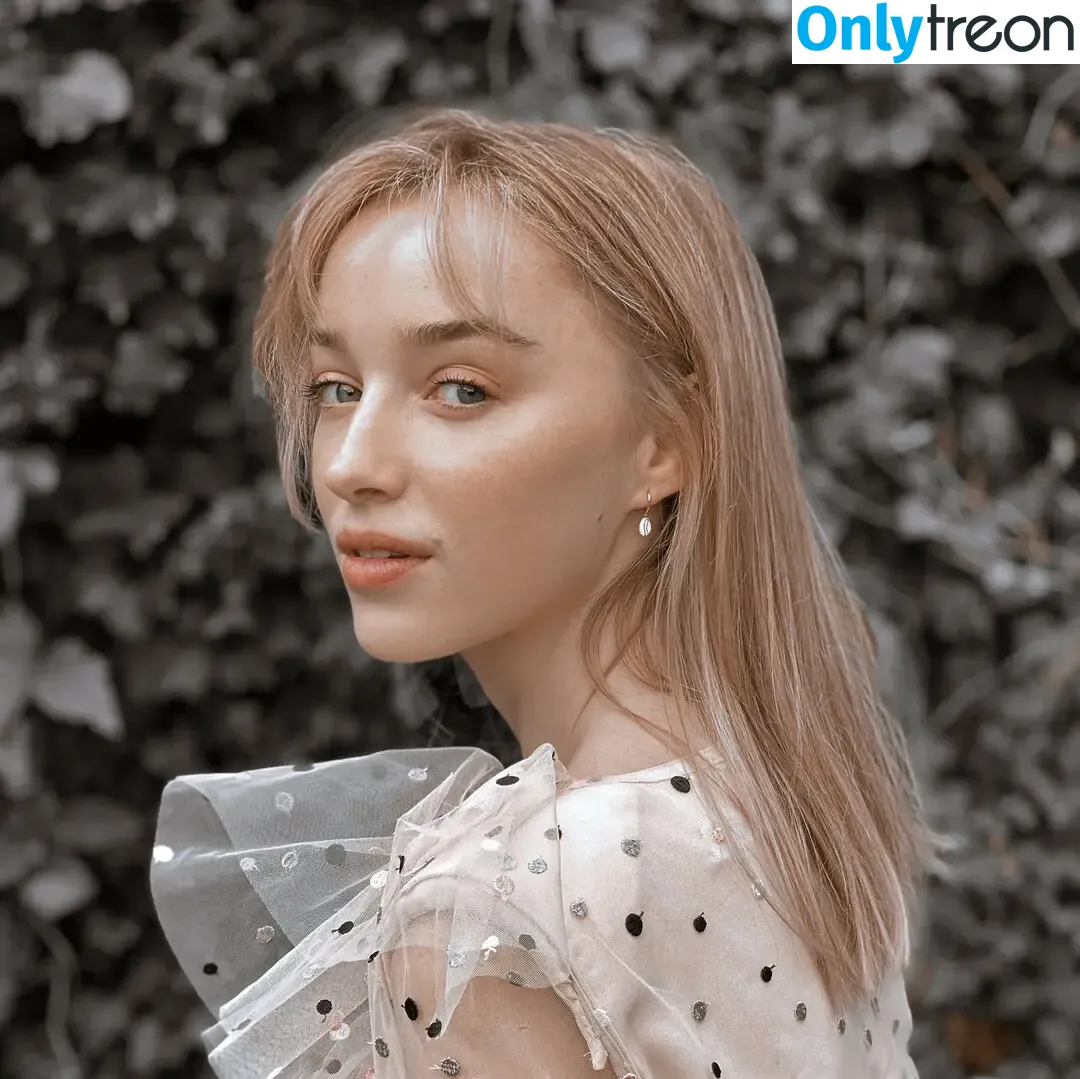 Phoebe Dynevor nude photo #0185 (phoebedynevor)