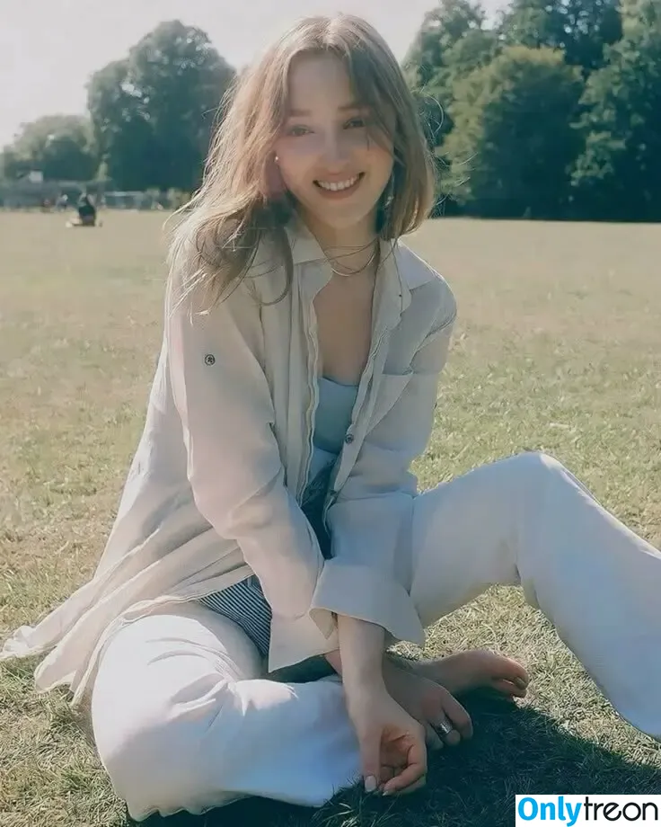Phoebe Dynevor nude photo #0191 (phoebedynevor)