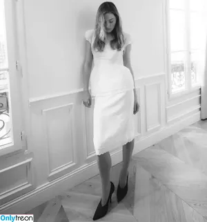 Phoebe Tonkin / phoebejtonkin nude photo #0487