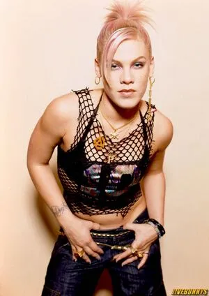 Pink / Alecia Beth Moore / pinksuicide фото голая #0001