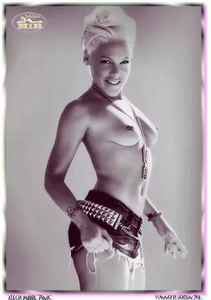 Pink / Alecia Beth Moore / pinksuicide фото голая #0060