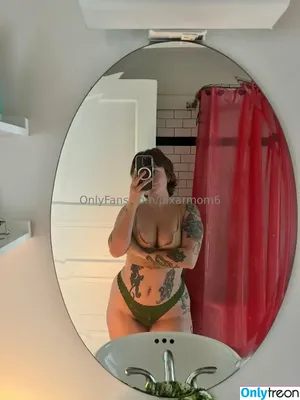 pixarmom6 / pixxarmom_ nude photo #0037