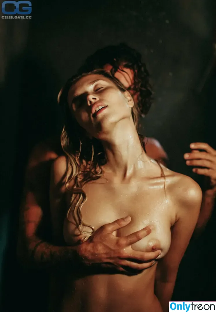 Polina Malinovskaya nude photo #1597 (polinamalinovskaya)