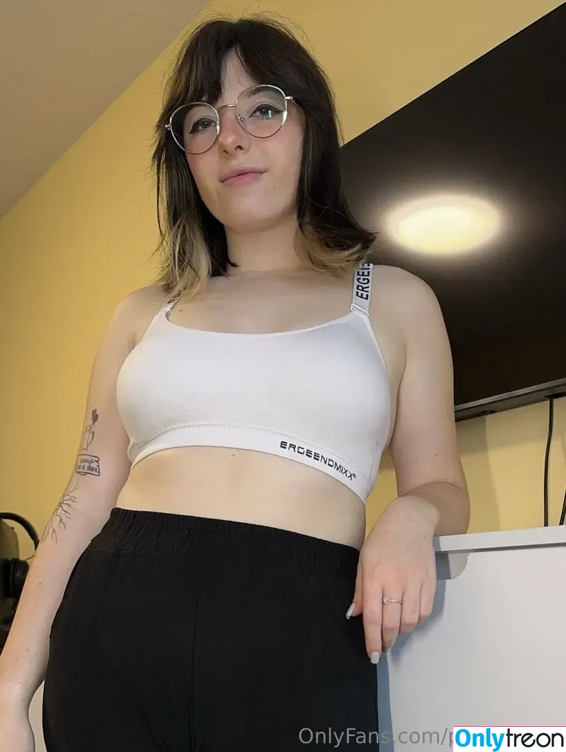 poutyrosee nude photo #0020 (pouty__official)