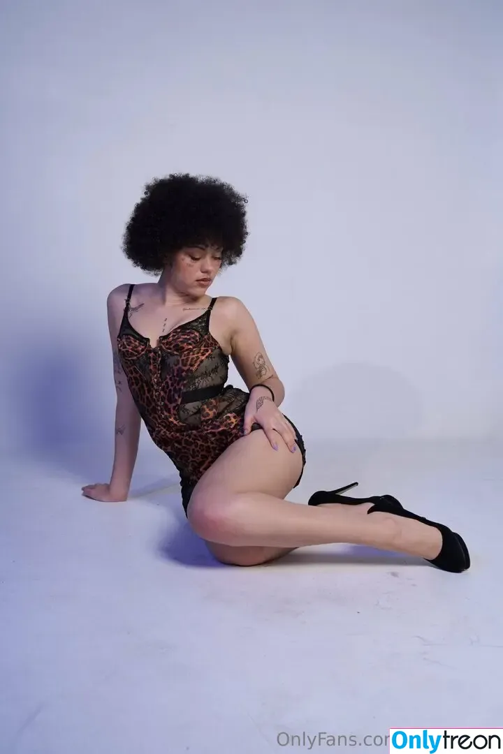 ppcocaine nude photo #0038 (Lilliane Catherine Diomi / ppcoca1ne / ppcocaine.ca)