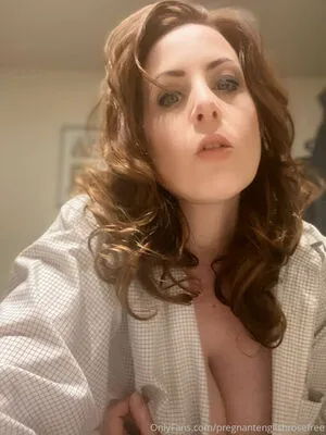 pregnantenglishrosefree / littleredridinginthe_hood nude photo #0002