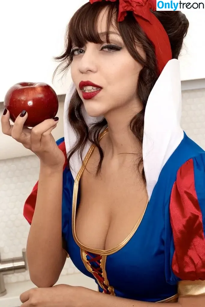 PrincessZoe nude photo #0164 (myprincesszoe / princess_z0e)
