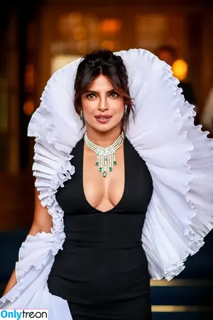 Priyanka Chopra / officialsherlynchopra / priyankachopra фото голая #0076