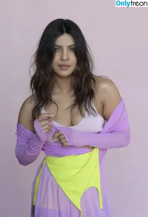 Priyanka Chopra / officialsherlynchopra / priyankachopra фото голая #0124