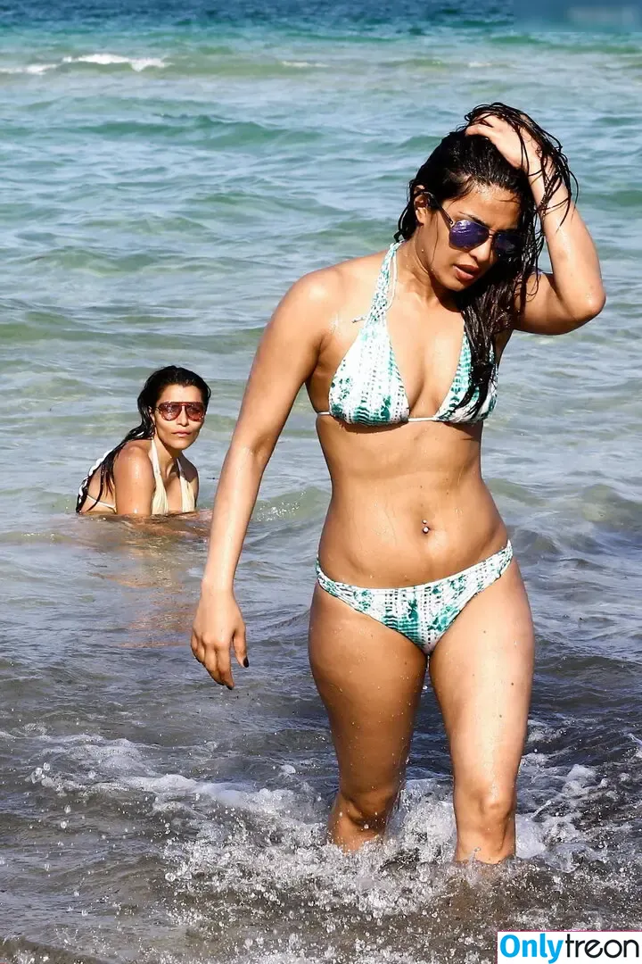 Priyanka Chopra голая photo #0011 (officialsherlynchopra / priyankachopra)