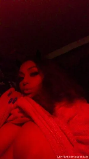 queencurls / queencurlsofficial / satanicurls nude photo #0030