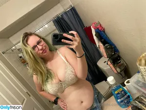 queenhails22 / queenhailey26 nude photo #0001