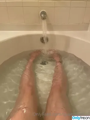queenhails22 / queenhailey26 nude photo #0007