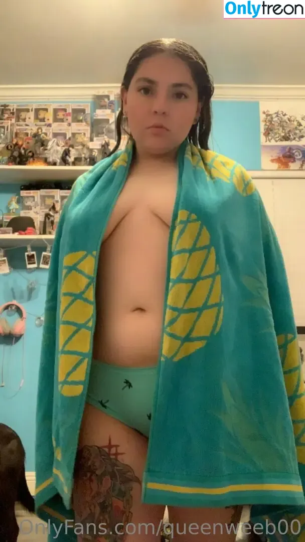 queenweeb00 nude photo #0026 (queenweeb00)