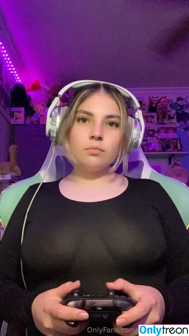 queenweeb00 nude photo #0039 (queenweeb00)
