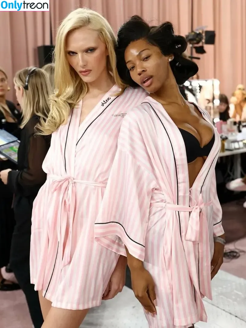 Quenlin Blackwell голая photo #0288 (quenblackwell)