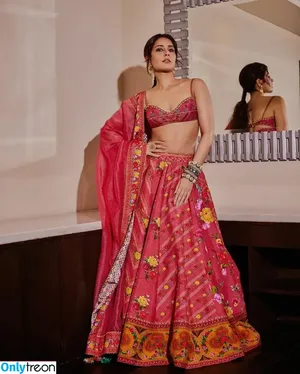 Raashii Khanna / raashiikhanna nude photo #0007