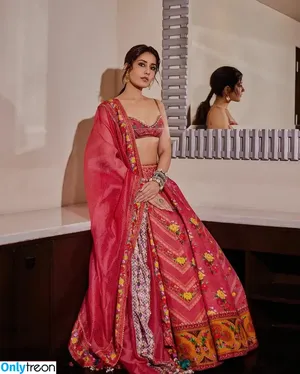 Raashii Khanna / raashiikhanna nude photo #0010