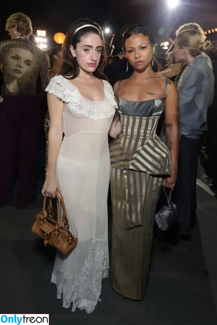 Rachel Anne Sennott голая photo #0880 (treaclychild)