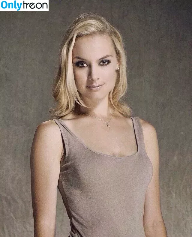 Rachel Skarsten голая photo #0005 (rachieskarsten)