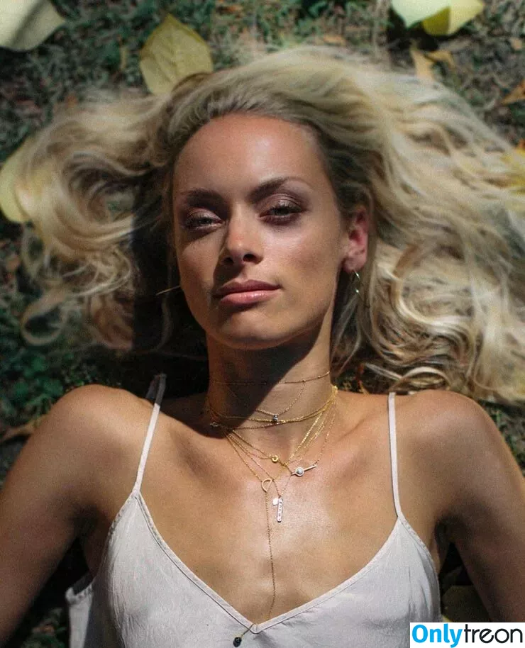 Rachel Skarsten голая photo #0007 (rachieskarsten)