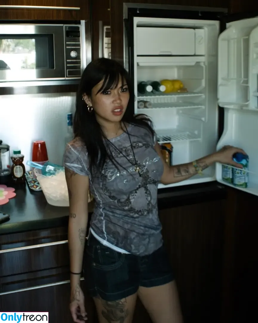 Radvxz nude photo #0506 (Beabadoobee)