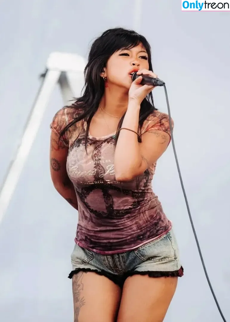 Radvxz nude photo #0587 (Beabadoobee)