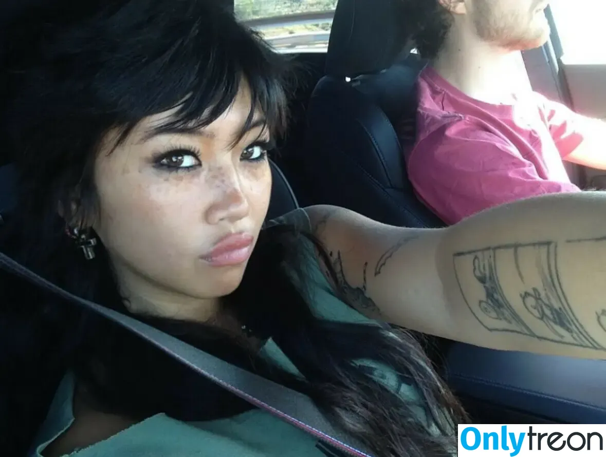 Radvxz nude photo #0593 (Beabadoobee)
