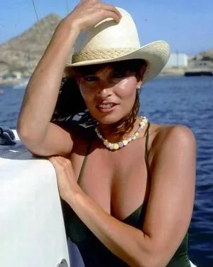 Raquel Welch / therealraquelwelch фото голая #0047