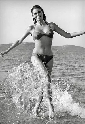 Raquel Welch / therealraquelwelch фото голая #0125