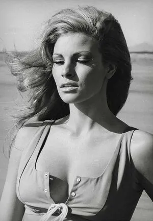 Raquel Welch / therealraquelwelch фото голая #0127