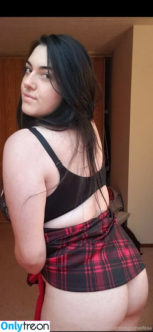 ravenlylith nude photo #0044 (formerly bigtiddygothwifeaa / newmoonrave)