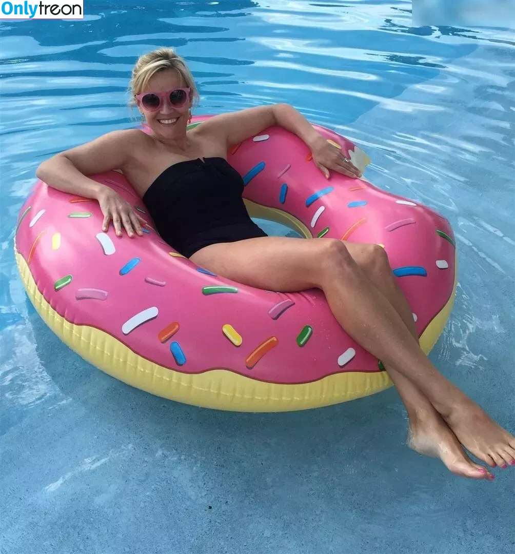 Reese Witherspoon nude photo #0152 (reesew / reesewitherspoon)