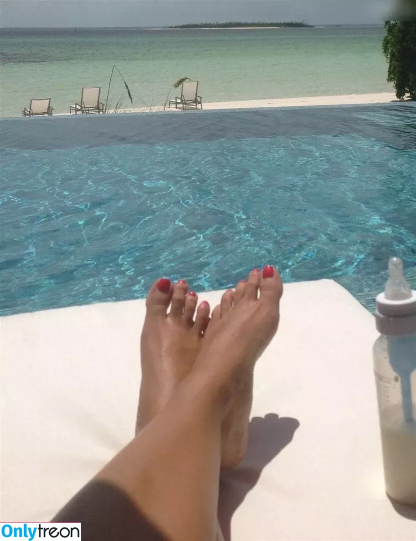 Reese Witherspoon nude photo #0154 (reesew / reesewitherspoon)