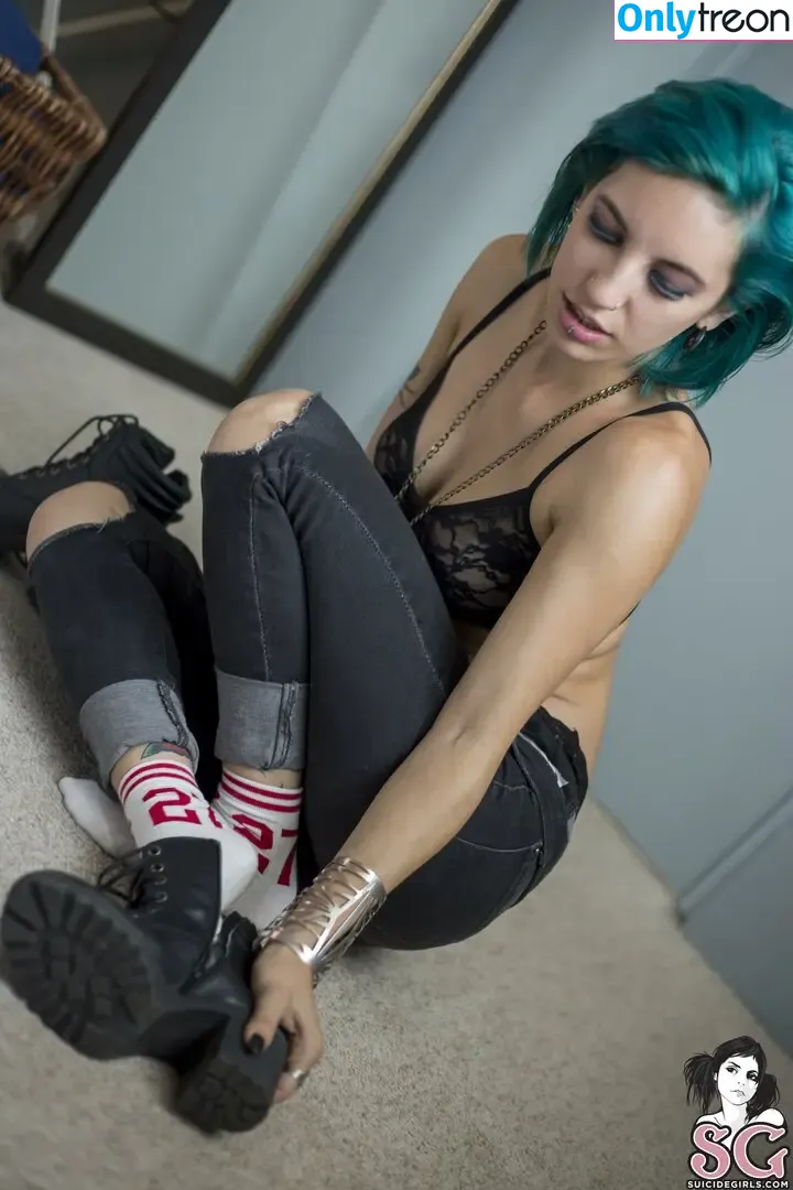 Renyvause nude photo #0003 (ren.kissesss / runnerrenae)